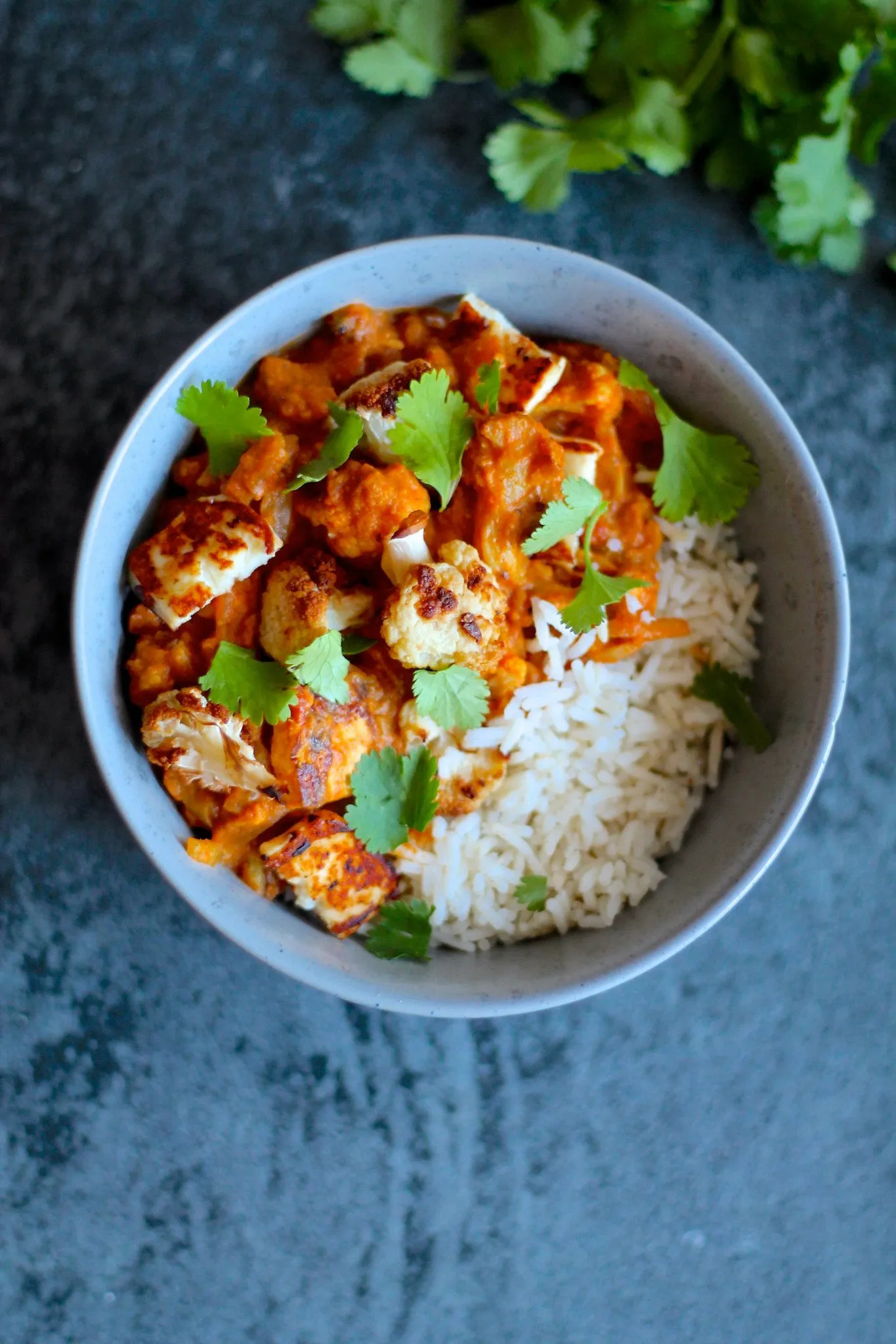 Vegetarisk curry med halloumi og ovnristet blomkål