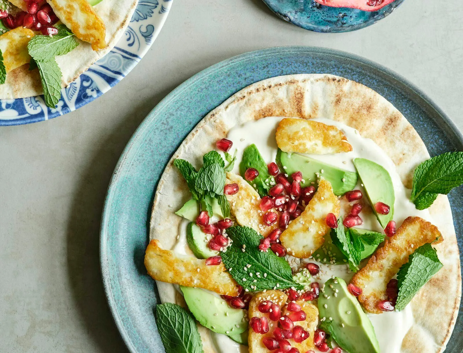 Fladbrød med halloumi og tahinyoghurt