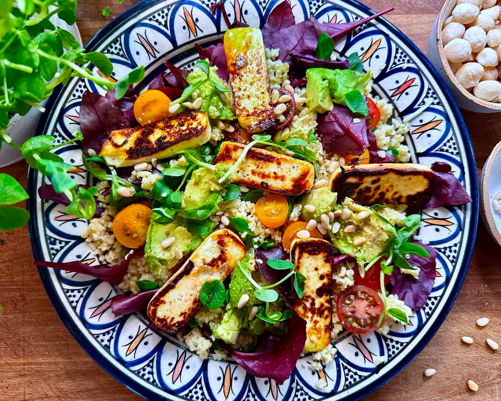 Bulgursalat med avocado og halloumi
