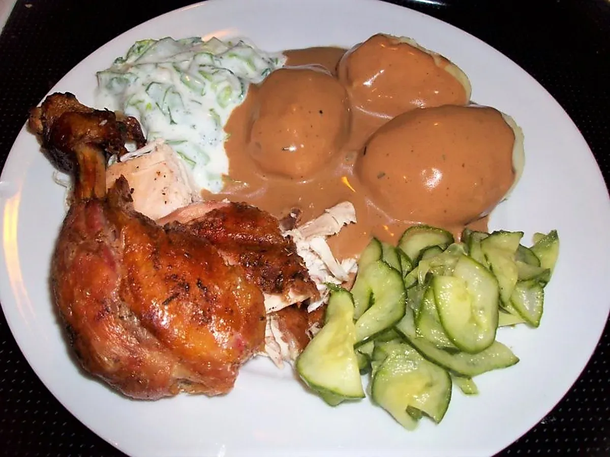 Hel kylling på grill med brun sauce