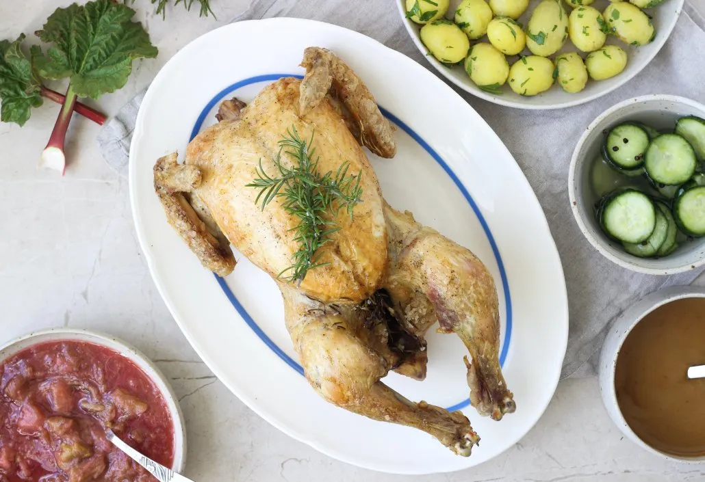 Helstegt kylling med flødesauce og rabarberkompot