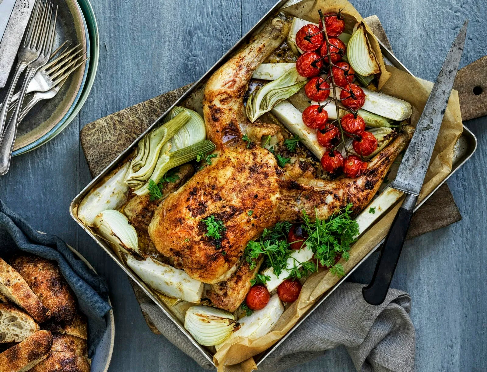 Helstegt kylling med harissa og rodfrugter
