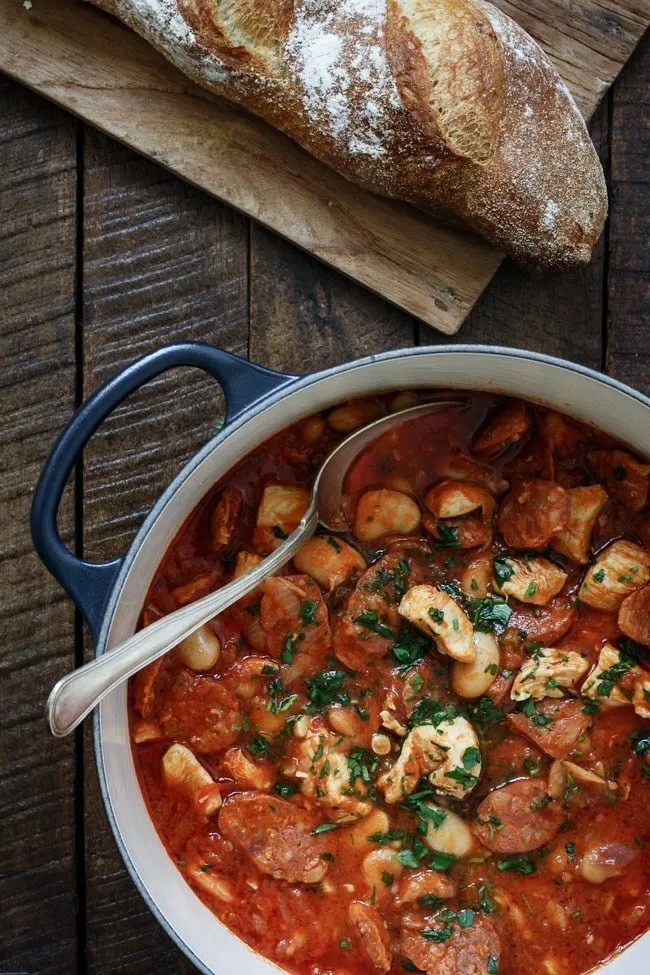 Gryderet med kylling, chorizo og hvide bønner