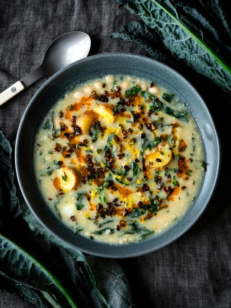 Suppe på hvide bønner, palmekål og kartoffel