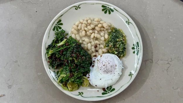 Hvide bønner med pocheret æg, grøn pesto og stegt kål