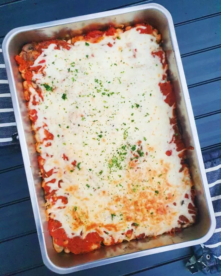 Hvide bønner og svampe i italiensk tomatsauce