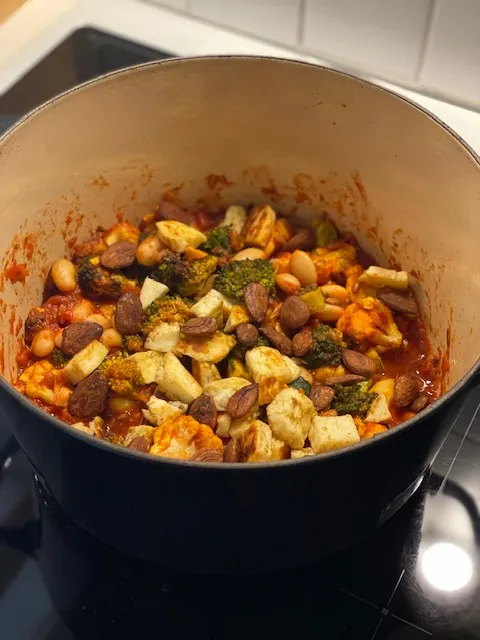 Grøntsagsragout med hvide bønner, halloumiost og soyamandler
