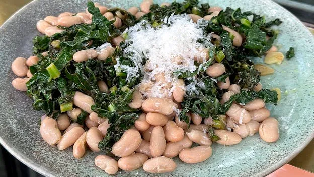 Hvide bønner med palmekål og parmesan