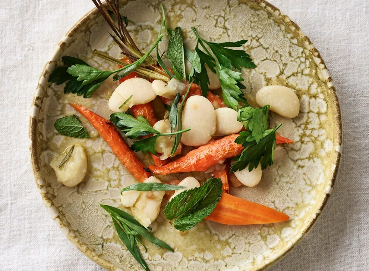 Salat af hvide bønner med gulerod, citron og urter