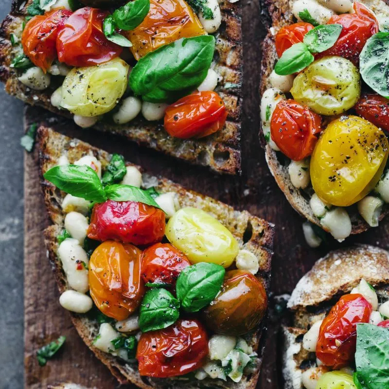 Bruschetta med hvide bønner og ristede tomater