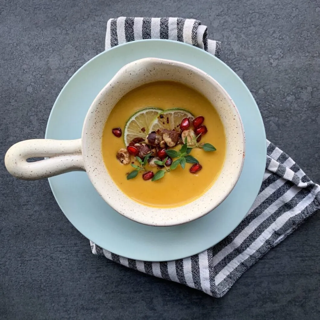Cremet gulerodssuppe med hvide bønner, lime og honning