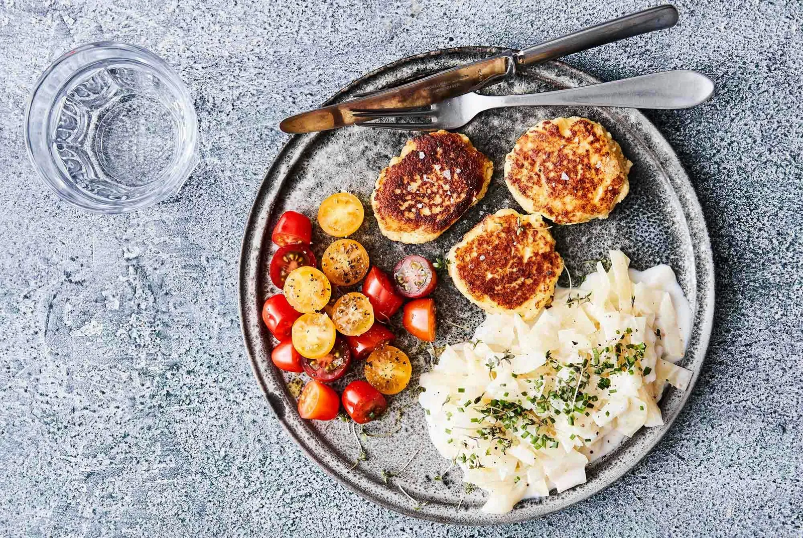 Stuvet hvidkål med blomkålsfrikadeller