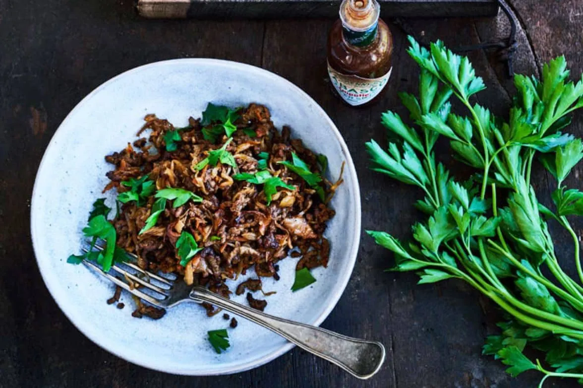 Karameliseret hvidkål med spicy oksekød