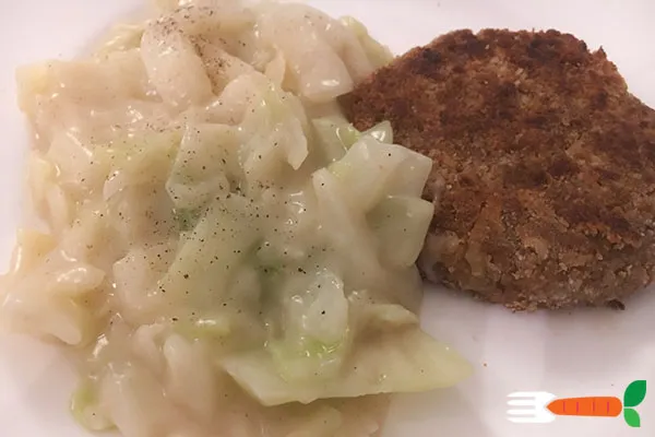 Vegansk stuvet hvidkål med veganske karbonader
