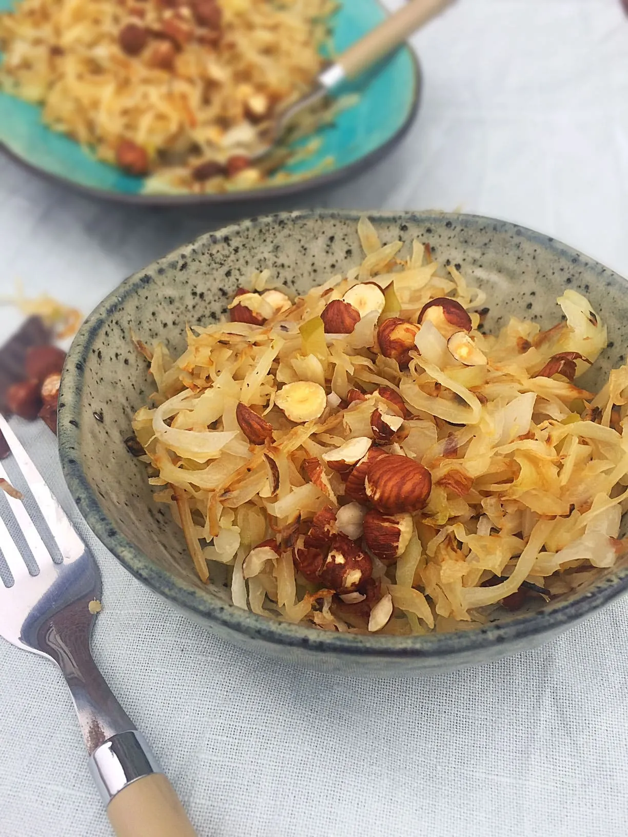 Stegt hvidkål med æble, chili og hasselnødder