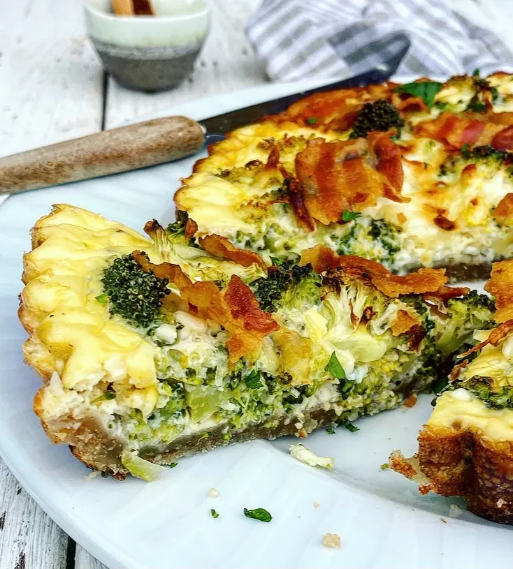 Broccolitærte med hytteost og bacon
