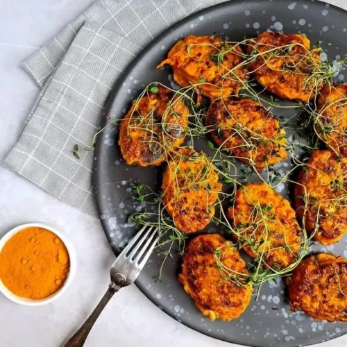Krydrede majsfrikadeller med hytteost og gulerødder