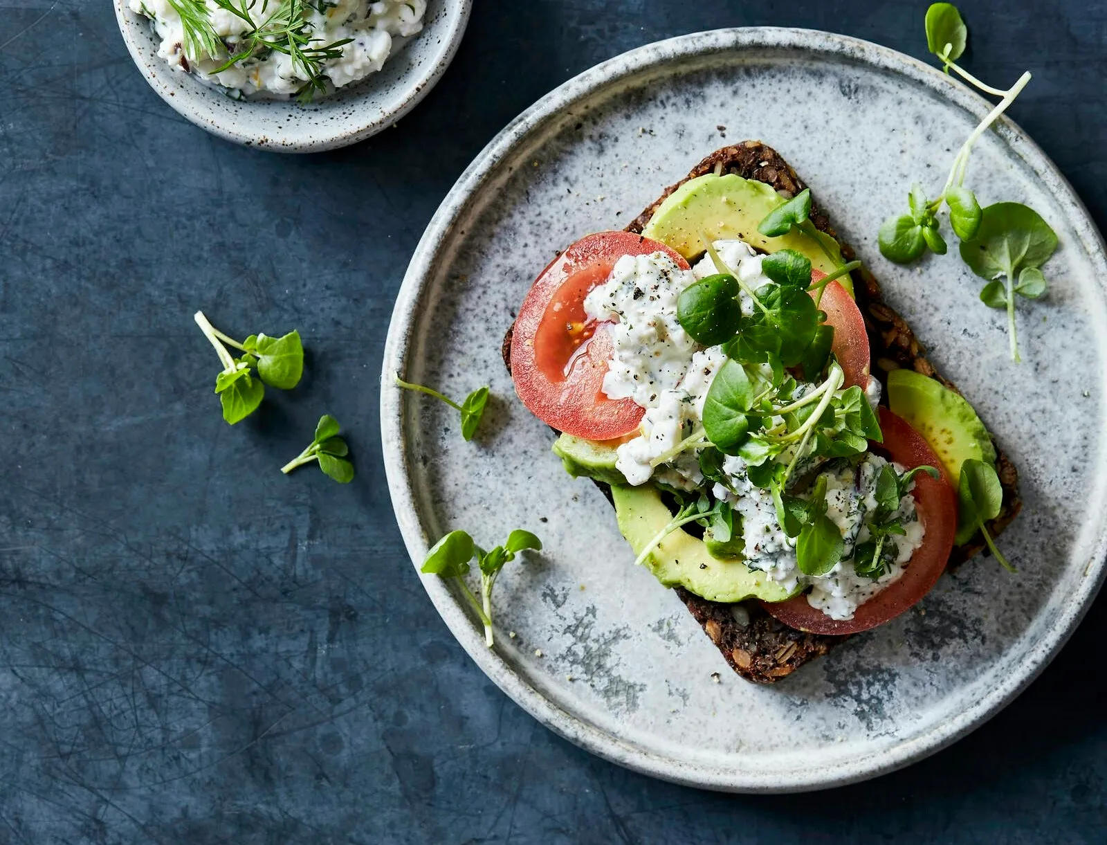 Avocadomad med tomat og hytteostsalat
