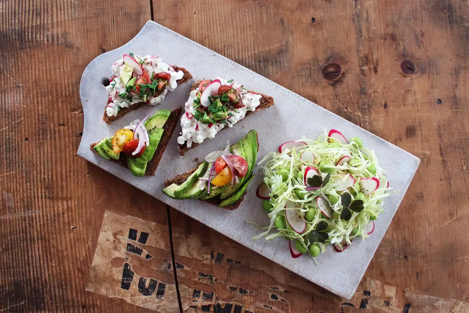 Rugbrød med avokado, hytteost og salat