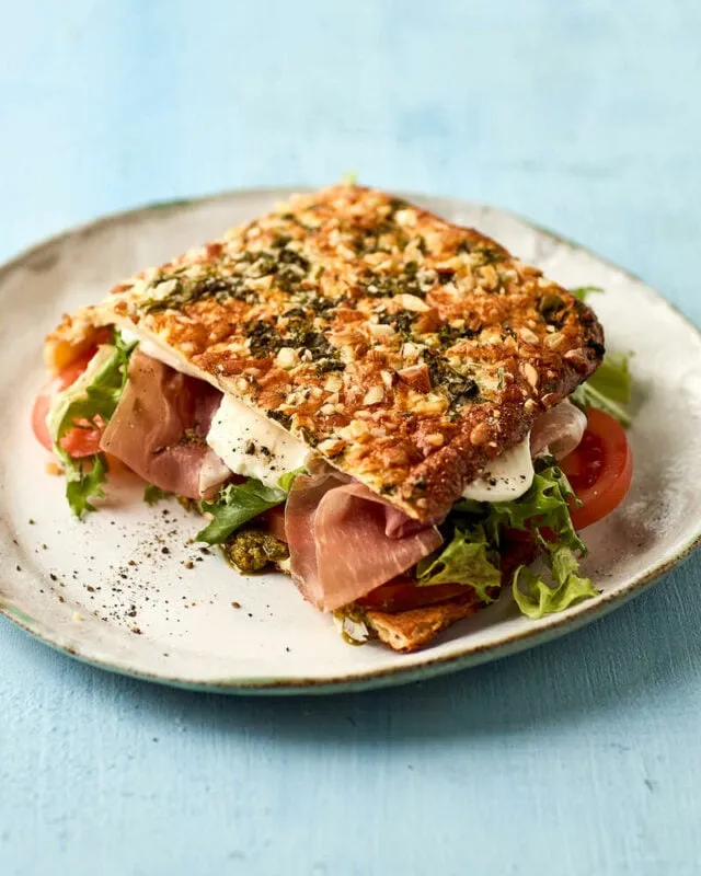 Hytteost-fladbrød med mozzarella, skinke og pesto