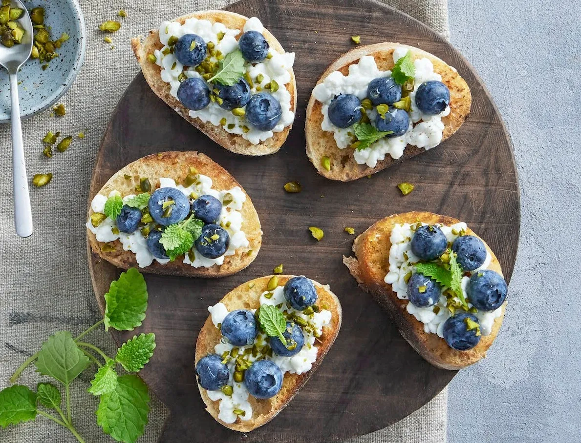 Bruschetta med hytteost og blåbær