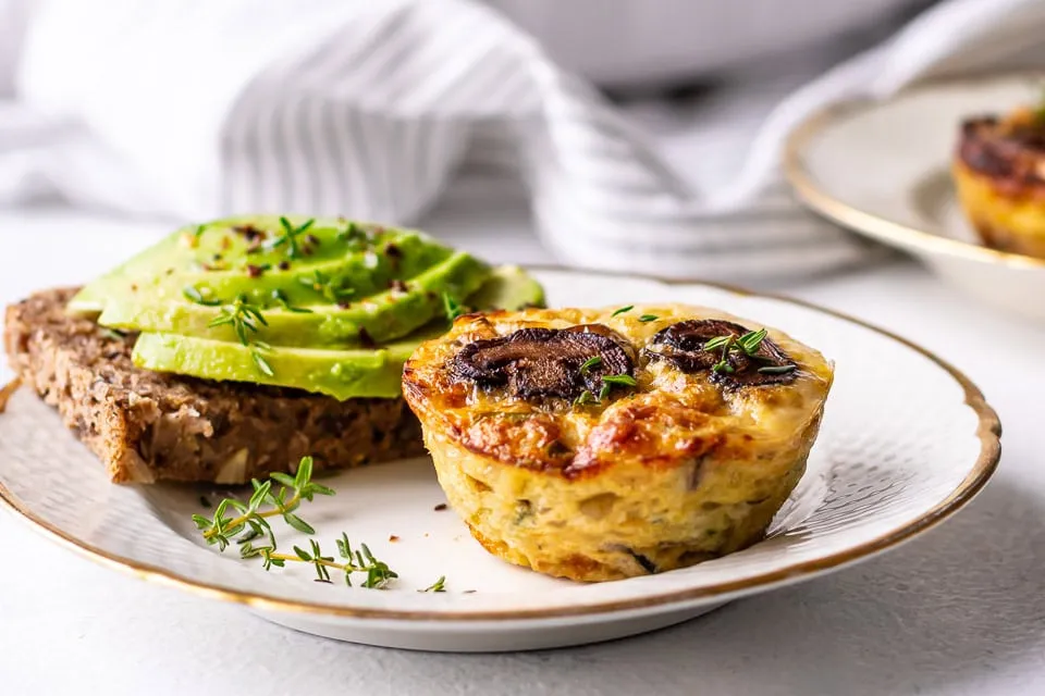 Æggemuffins med hytteost og svampe