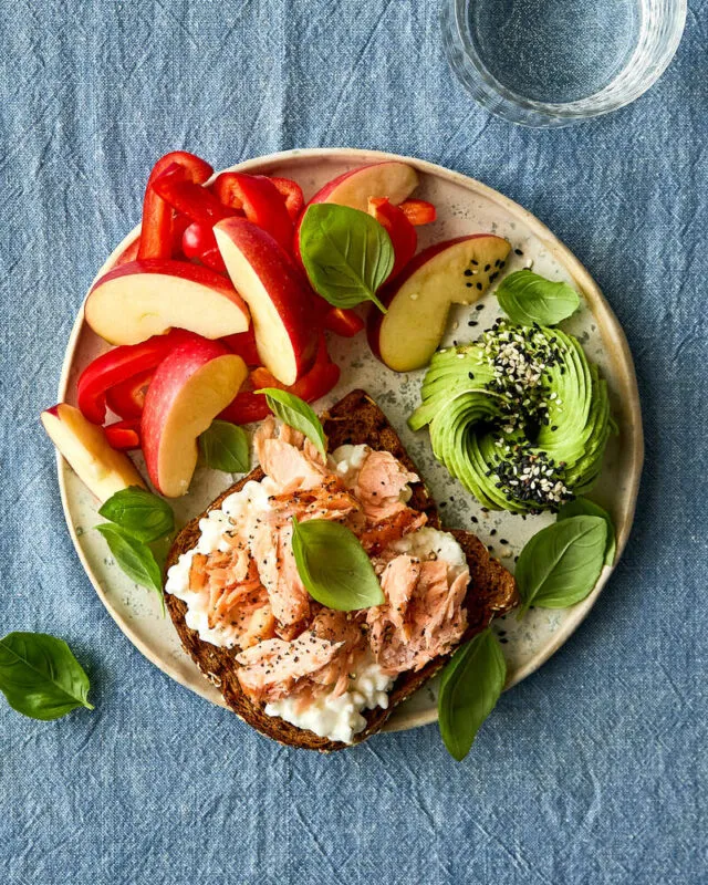 Frokostplatte med hytteost, laks og avokado