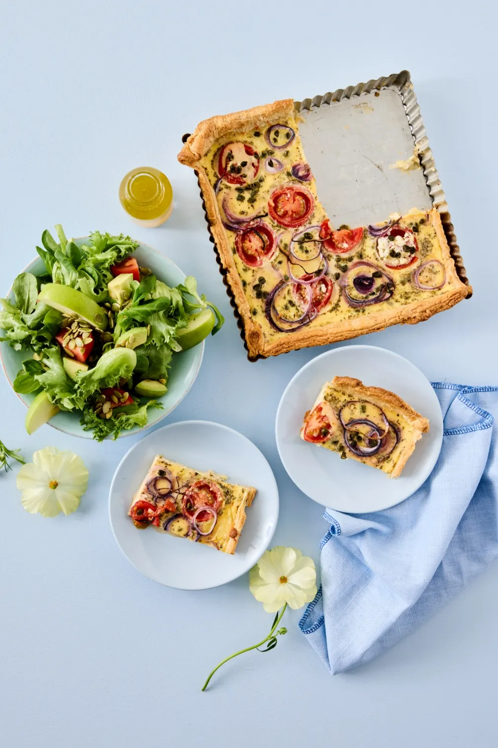 Butterdejstærte med sommertomater og hytteost