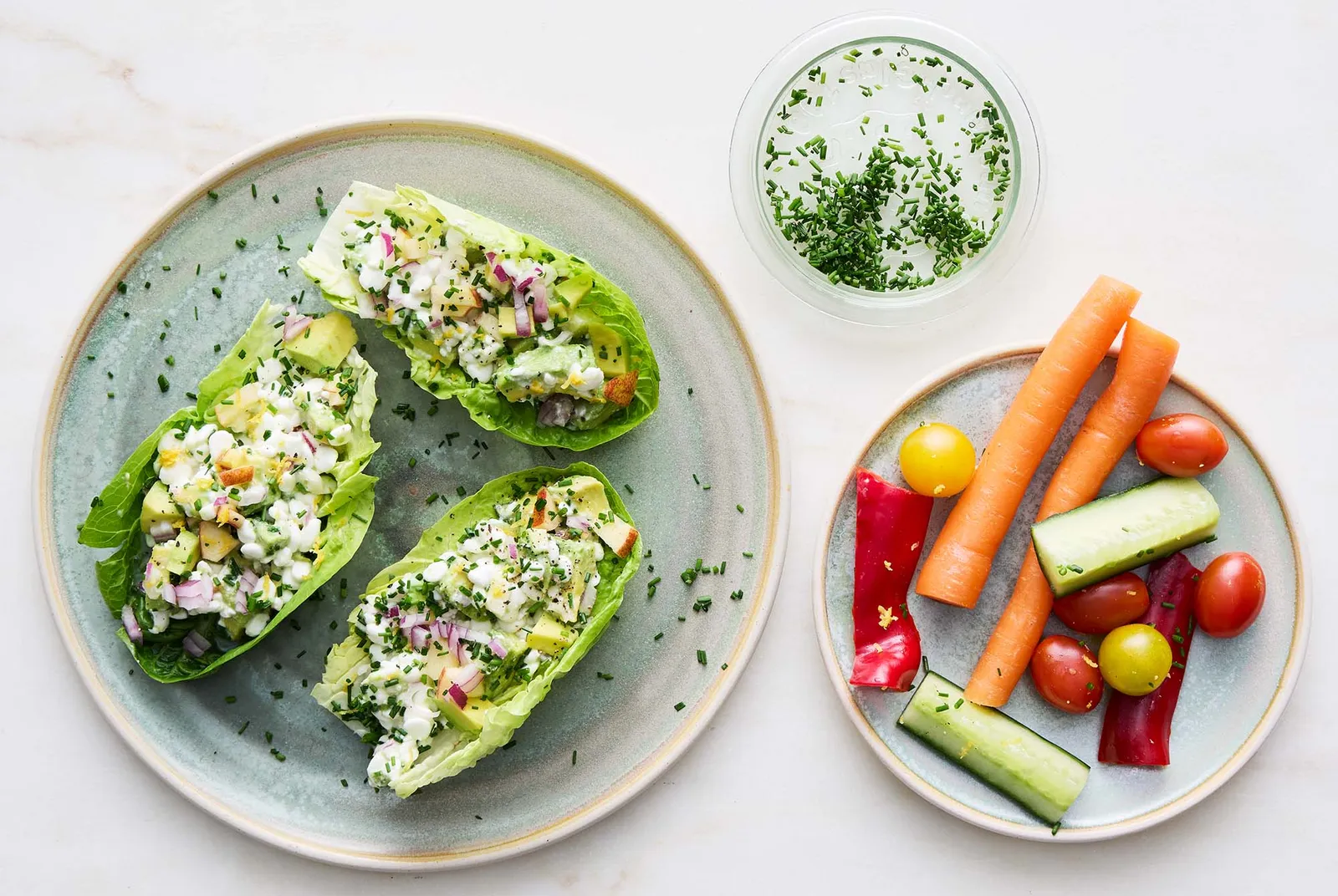 Hytteost og avocado i hjertesalatblade