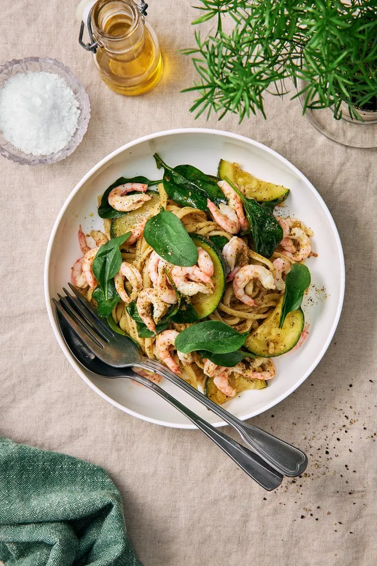 Pasta linguine med ingefær- og hvidløgstegte kæmperejer