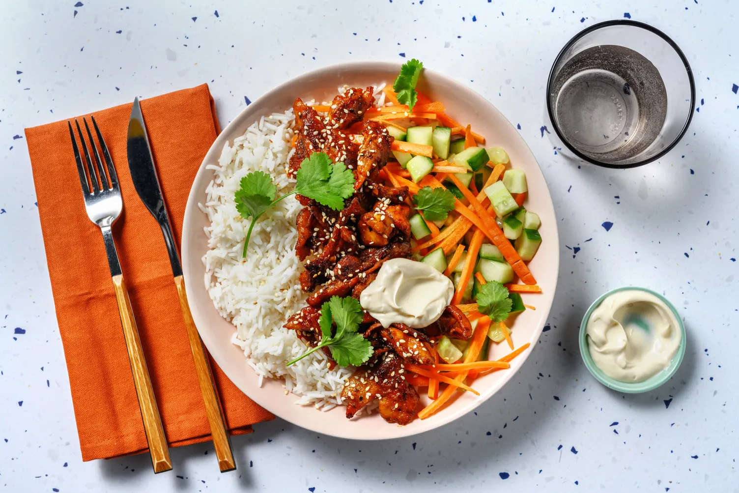 Ingefær- og chilistegte veggiestrimler med agurkesalat og asiatisk mayonnaise