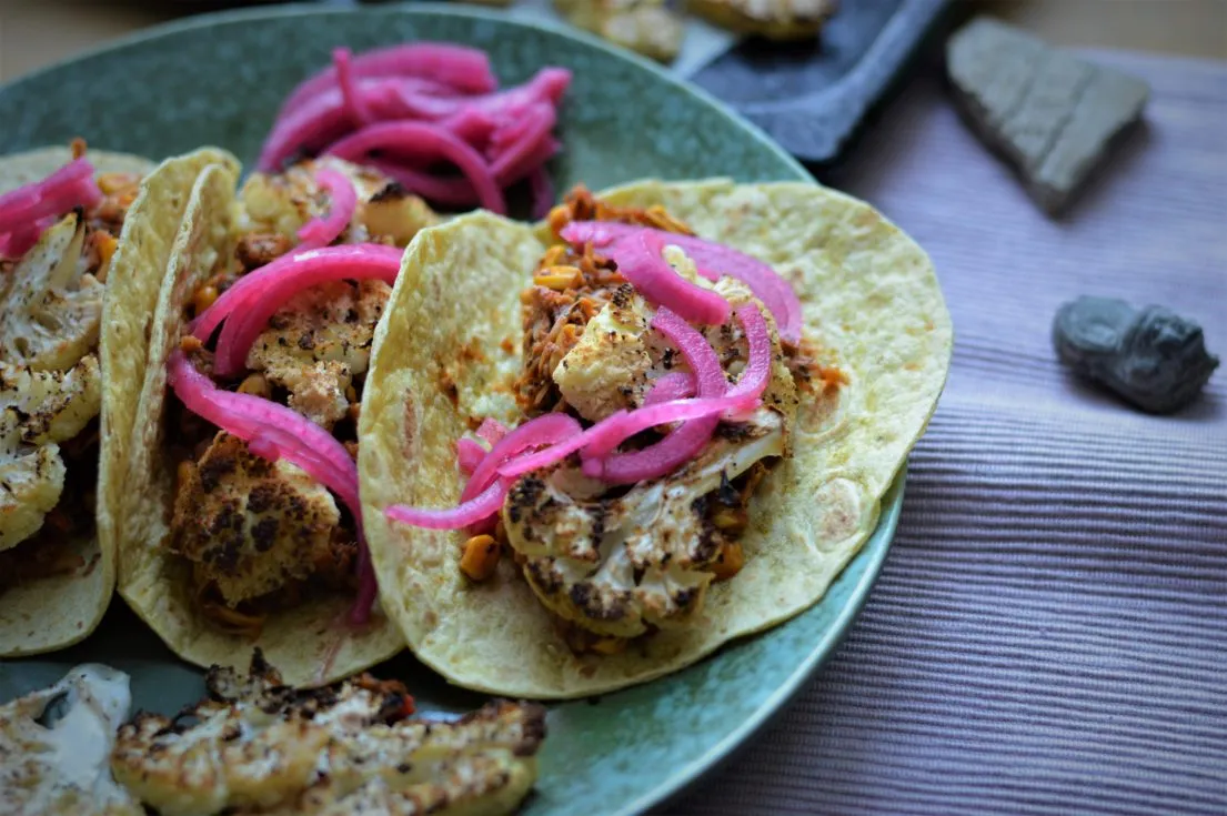 Veganske tacos med pulled jackfruit, grillet blomkål og syltede rødløg