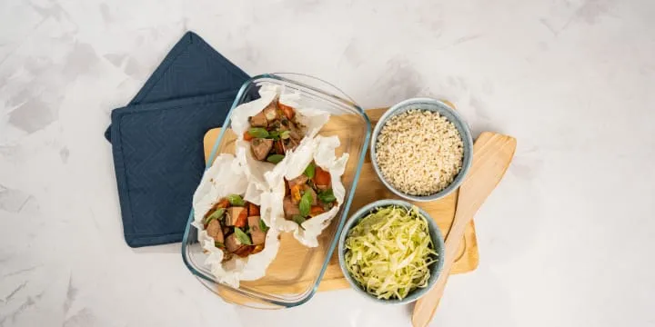 Jackfruit-pakker med tomat, kapers og basilikum