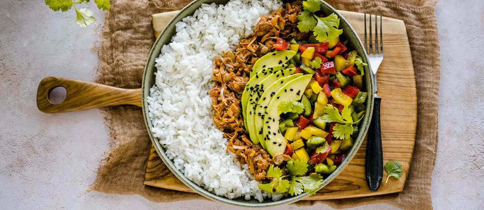 Bowl med teriyaki pulled jackfruit, ris, avocado og peberfrugtsalsa