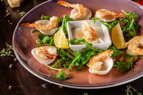 Jomfruhummerhaler med aioli og jordskokke chips