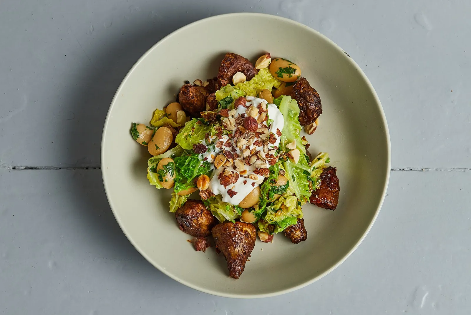 Bagte jordskokker med harissa og stegt kål