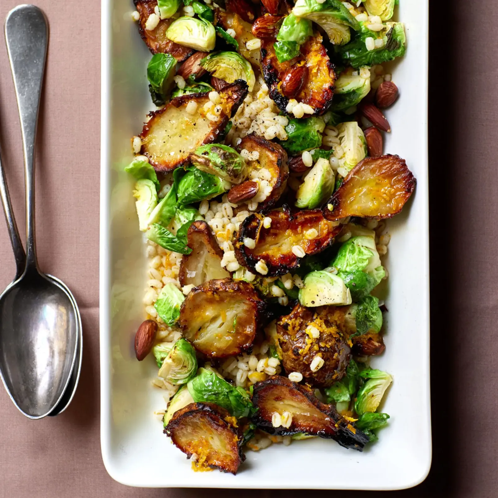 Kornsalat med ovnstegte jordskokker, rosenkål og appelsin
