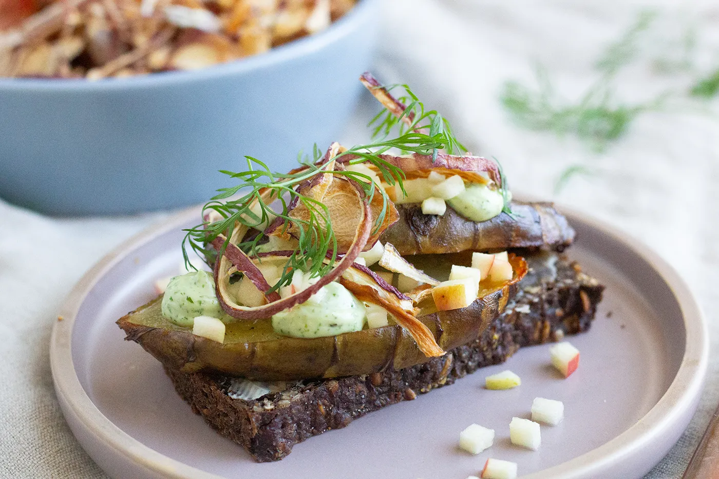 Smørrebrød med bagte jordskokker, persillemayo og tørrede løg