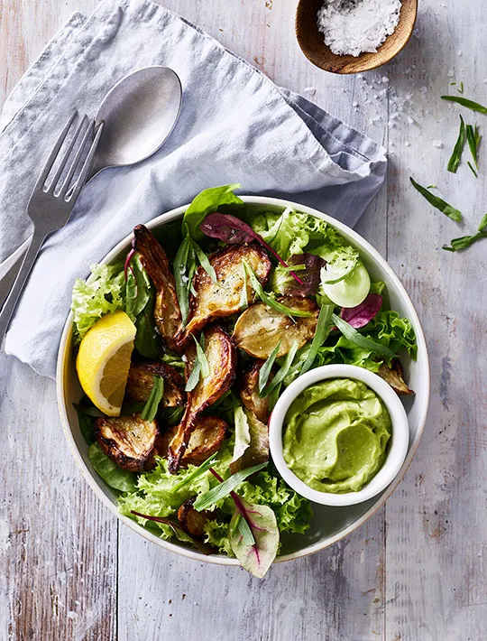 Salat med bagte jordskokker og avocado aioli