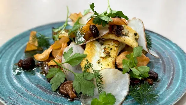 Stegt slethvar med bagte jordskokker og syltede shiitake