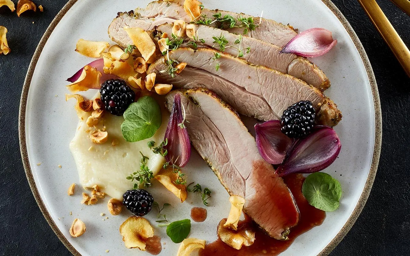 Flanksteak med perleløg, jordskokkechips og puré