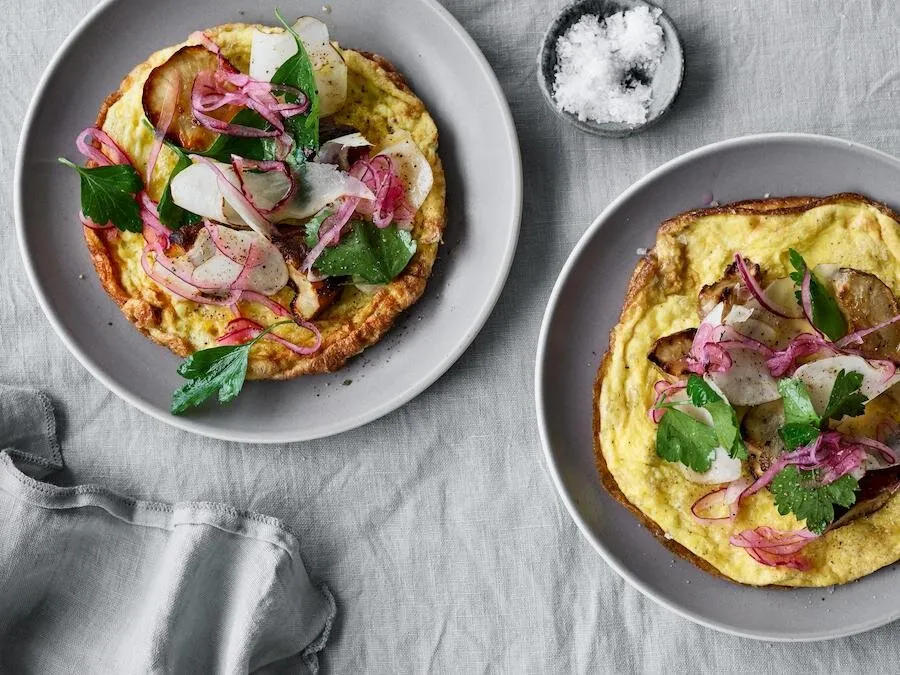 Åben omelet med bagte jordskokker, syltede rødløg og estragon