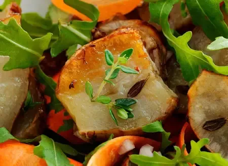 Salat af bagte jordskokker med tahin-dressing