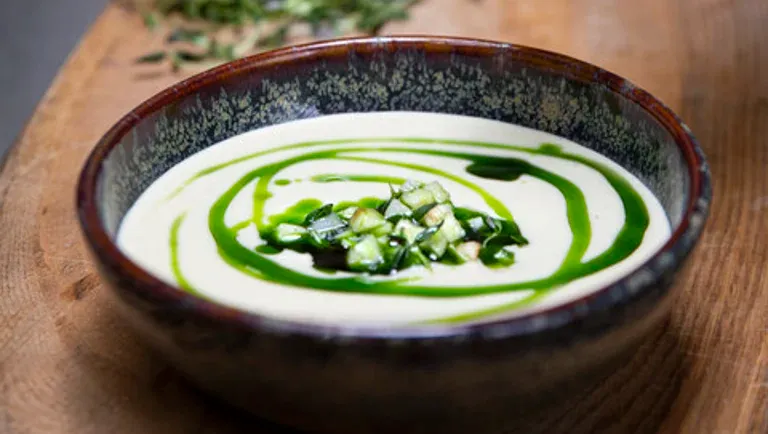 Cremet jordskokkesuppe med æble, syltet jordskok og grøn urteolie