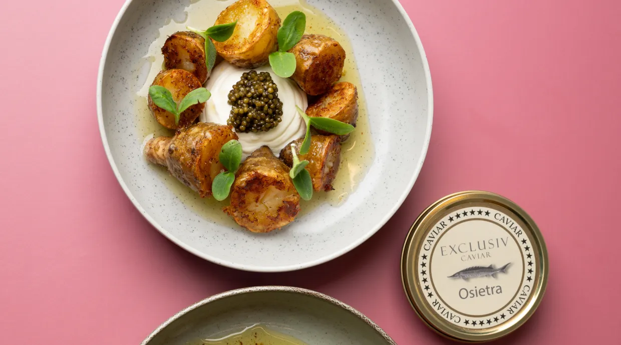 Confiterede jordskokker med rygeostcreme og caviar