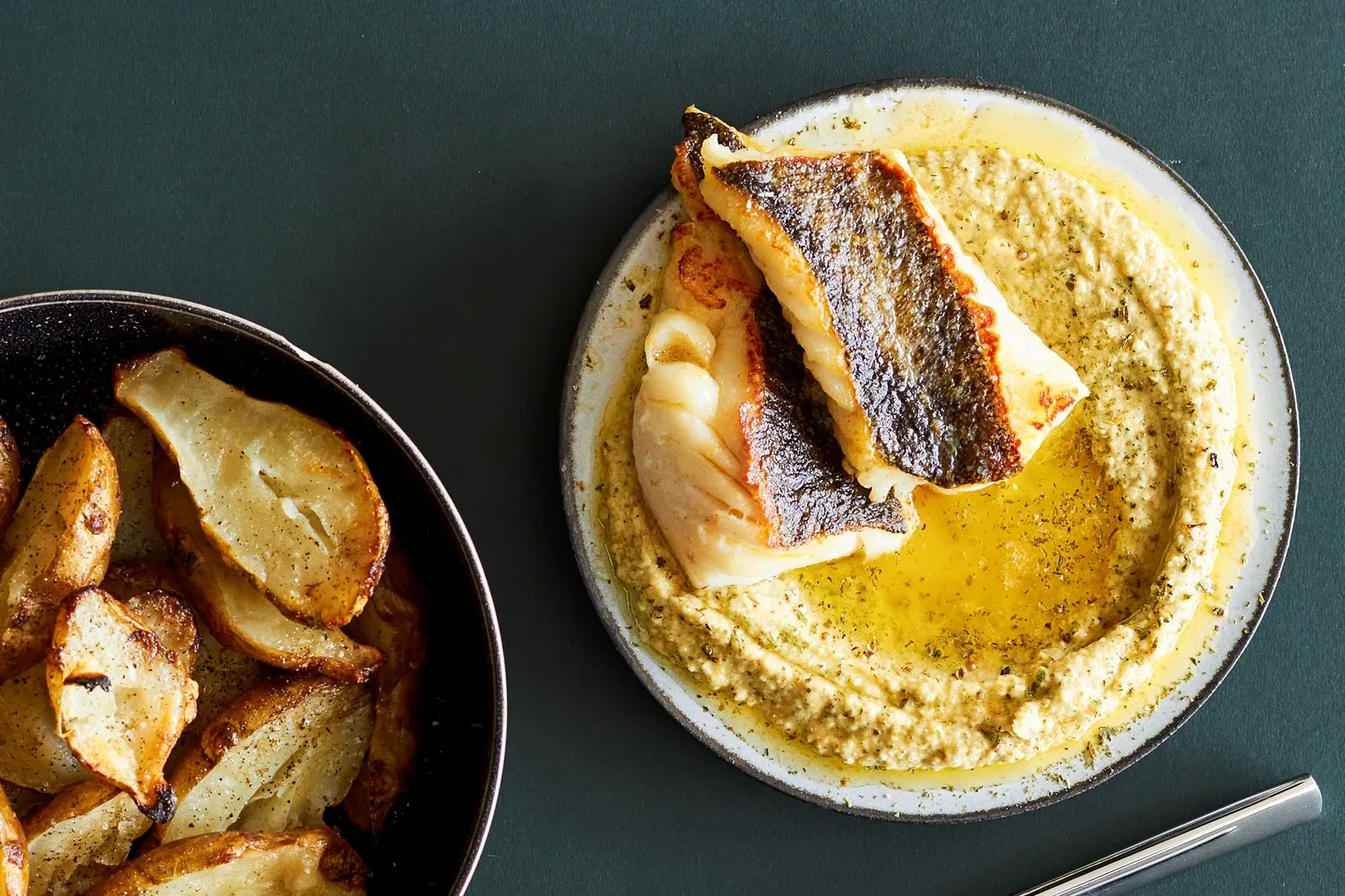 Stegt hvilling i hummus med bagte jordskokker
