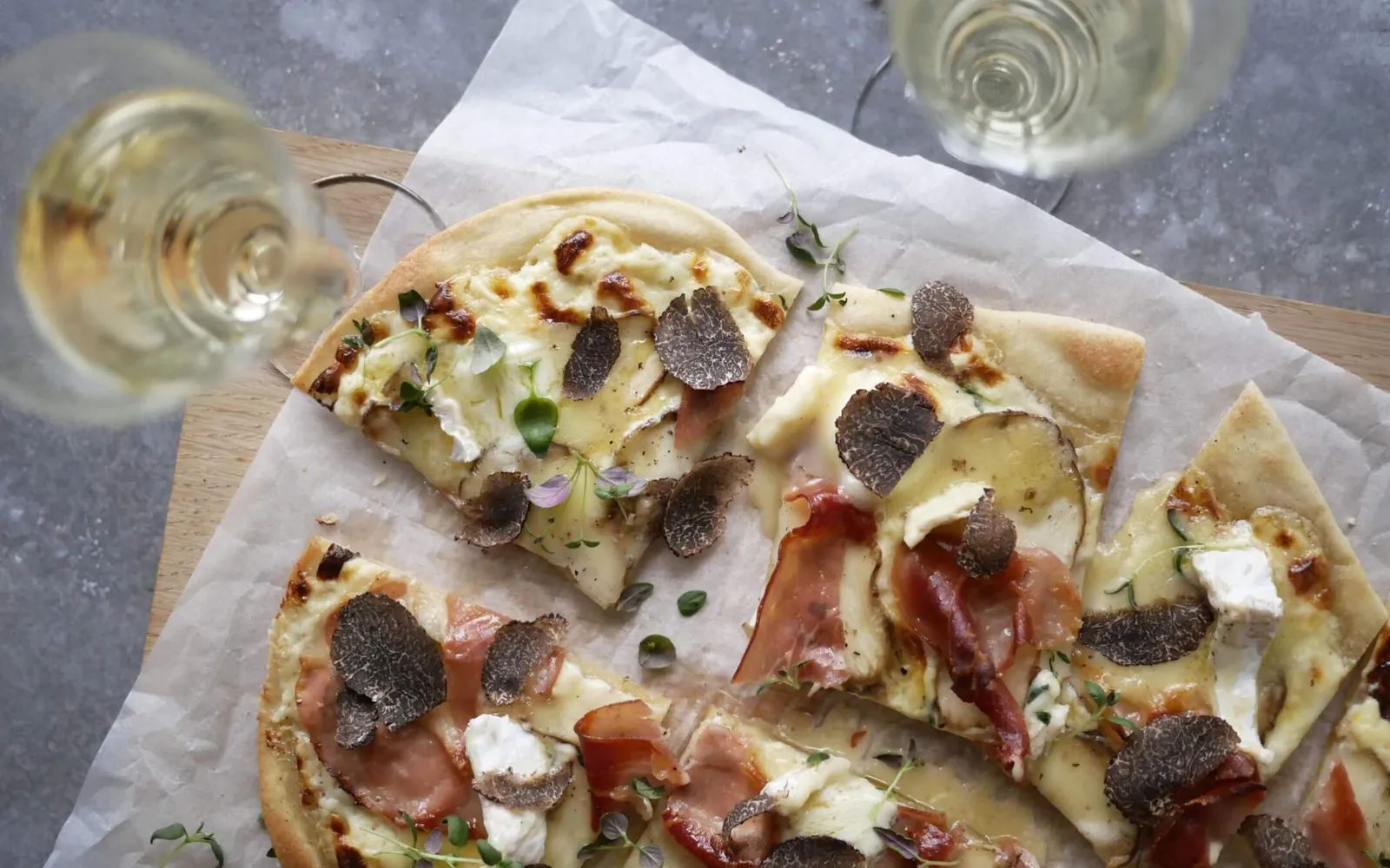 Tarte flambée med cremet ost, jordskokker, skinke og trøffel