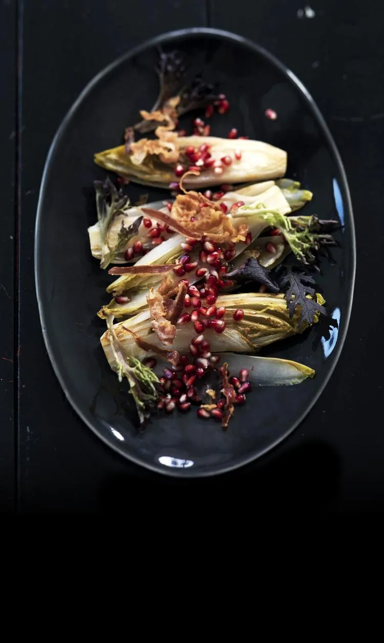 Stegt julesalat med pancetta og granatæble
