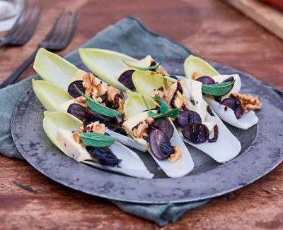 Julesalat med Creamy Blue, vindruer og frisk salvie