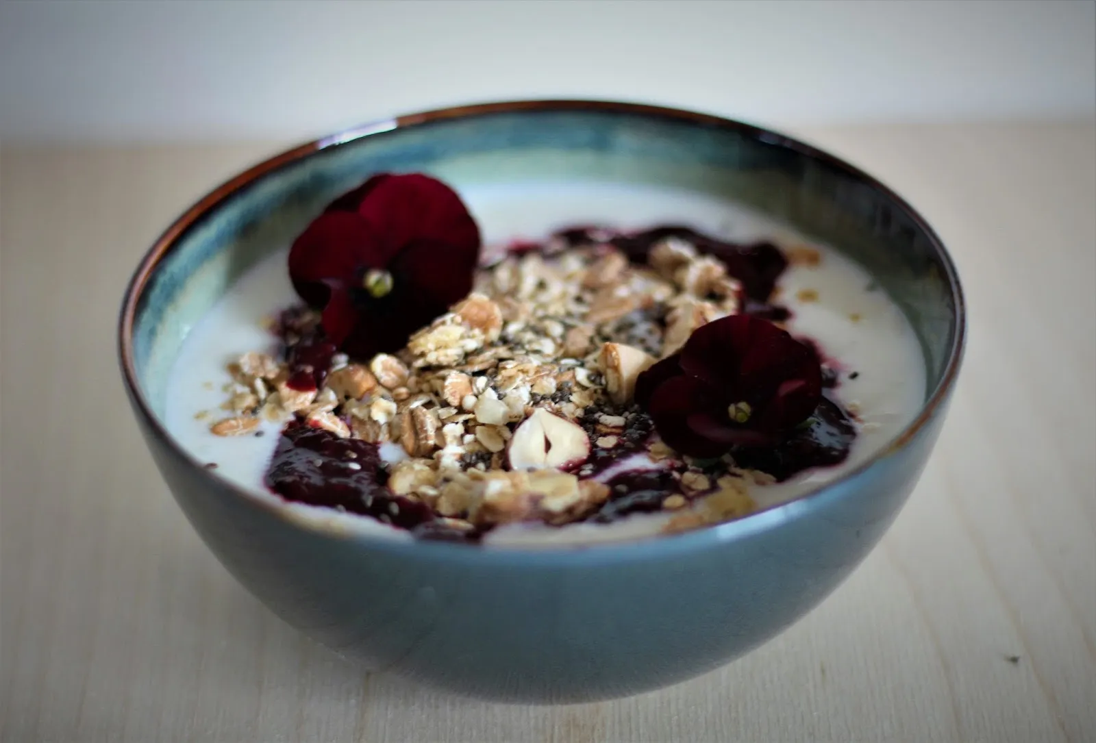Kefir med granola og bærkompot